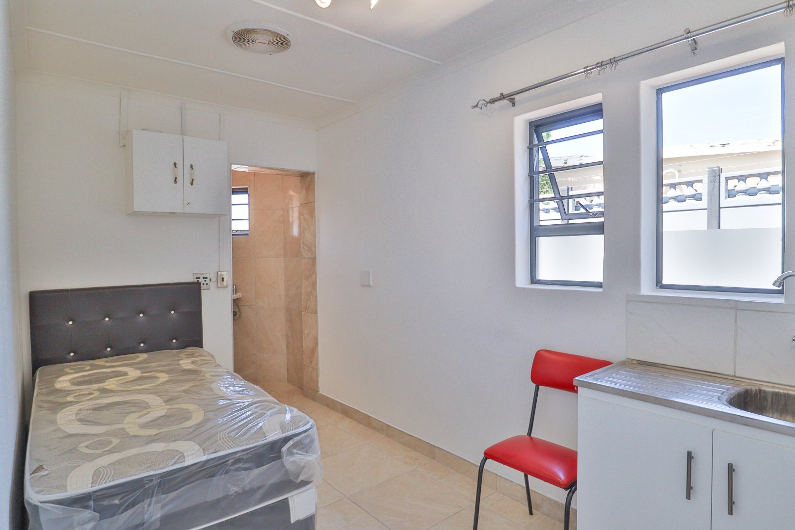 To Let 1 Bedroom Property for Rent in Lansdowne Western Cape